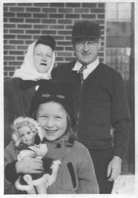 H125 - Mary Benton Lennon, Alfred Hiram Benton, Evelyn Benton Adams (front)